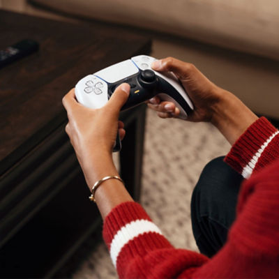 Vista superior de um comando sem fios DualSense que mostra os botões superiores