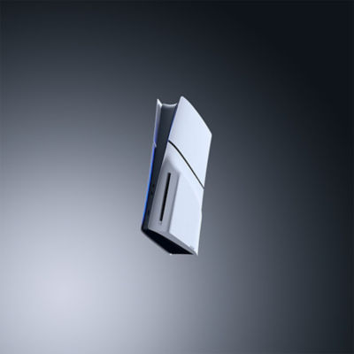 Una console PS5 bianca posizionata in orizzontale con un controller wireless DualSense bianco