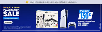Blauer Banner mit weißem Text “PlayStation Sale – Unwiderstehliche Angebote.” Oben steht in einem grauen Balken: “PS Plus-Mitglieder, kombiniert das mit eurem zusätzlichen Rabatt von 5%.” Rechts: “Spare bis zu 150€ Rabatt auf ausgewählte PS5®-Hardware und -Bundles.” Dargestellt ist ein PS5®-Konsolen-Set mit dem Ghost of Yotei Limited Edition-Bundle und einem DualSense-Controller. Links ein weißer Button mit der Aufschrift “Jetzt shoppen.”