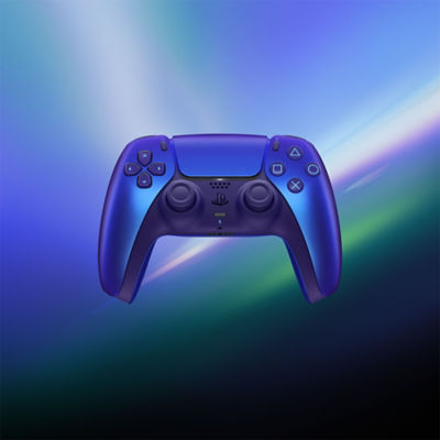 Une manette sans fil DualSense Chroma Indigo à la verticale, entourée de couleurs vives et irisées