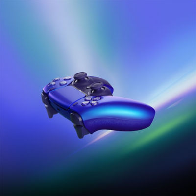 Une manette sans fil DualSense Chroma Indigo à l'horizontale, entourée de couleurs vives et irisées