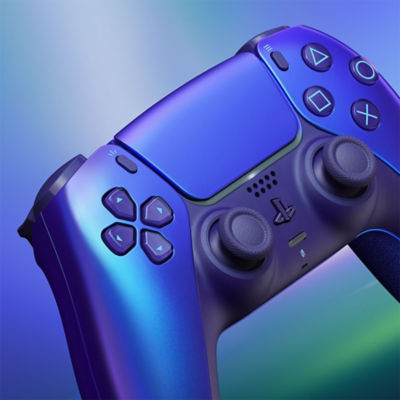 Gros plan d'une manette sans fil DualSense Chroma Indigo entourée de couleurs vives et irisées