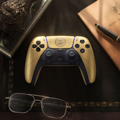 Een DualSense draadloze controller, verticaal geplaatst, vooraanzicht