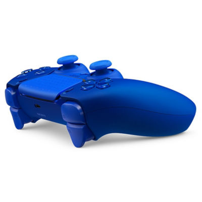 Schrägansicht von hinten des DualSense Wireless-Controllers – Icon Blue Special Edition, die die ergonomische Form und die strukturierten Griffe zeigt.