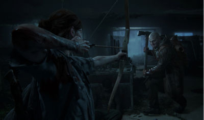  Ellie apunta con un arco tensado a un enemigo que empuña un gran hacha en una escena de combate oscura y tensa de The Last of Us Part II.