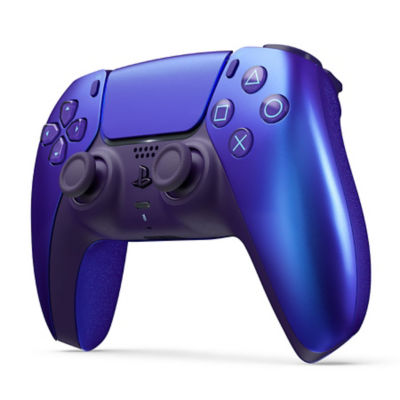 Une manette sans fil DualSense Chroma Indigo, à la verticale et sous un léger angle