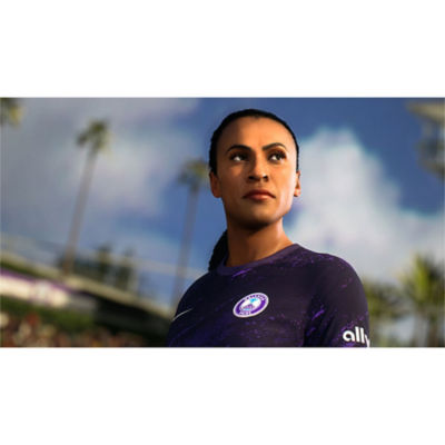 Een close-up van een vrouwelijke voetballer in een paars tenue met een blauwe lucht en palmbomen op de achtergrond.