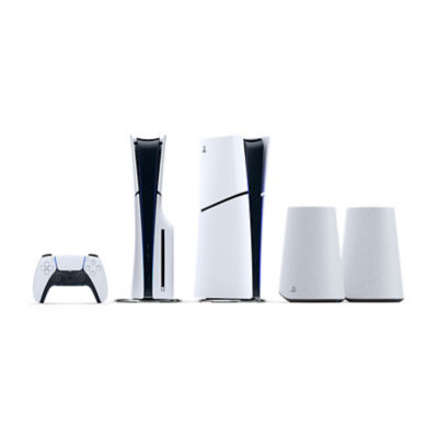 PlayStation 5-Konsolen, Controller und zwei weiße Lautsprecher auf hellem Hintergrund