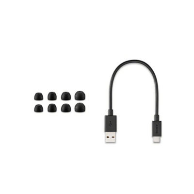 Ohrhöreraufsätze in verschiedenen Größen zusammen mit einem Ladekabel