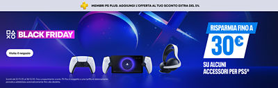 Banner blu con testo bianco “Promozione PlayStation – Offerte imperdibili.” In alto, una barra grigia riporta “Membri PS Plus: aggiungi l’offerta al tuo sconto extra del 5%.” A destra: “Risparmia fino a 30€” seguito da “su alcuni accessori per PS5®.” L’immagine mostra un controller DualSense, il dispositivo PlayStation Portal, le cuffie PS5® e il logo PS Plus. Pulsante bianco a sinistra con la scritta “Visita il negozio.”