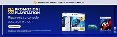 Banner con sfondo blu che mostra il testo “Promozione PlayStation – Risparmia su console, accessori e giochi.” Sopra, una barra grigia riporta “Membri PS Plus: aggiungi l’offerta al tuo sconto extra del 5%.” A destra sono visibili un bundle PS5® con Fortnite, un controller DualSense verde e il gioco Gran Turismo 7. Pulsante bianco al centro con scritto “Visita il negozio.”