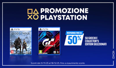 Banner blu con testo bianco “Promozione PlayStation”. A destra, testo “Risparmia fino al 50% su giochi e collector’s edition selezionati”. Mostrati due titoli PS5®: God of War Ragnarök e Gran Turismo 7. In basso è riportato “Sconti dal 21/11/25 al 18/12/25. Fino a esaurimento scorte.”
