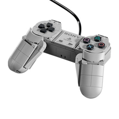 Nahaufnahme eines aus LEGO Steinen gebauten originalen PlayStation-Controllers mit Steuerkreuz, Select- und Start-Tasten und farbigen PlayStation-Tasten.