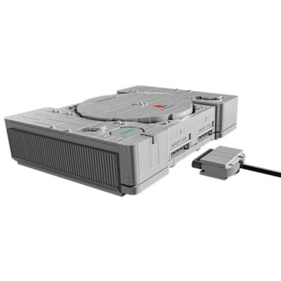 Schräge Rückansicht der aus LEGO Steinen gebauten originalen PlayStation-Konsole mit Speicherkartenanschlüssen und angeschlossenem Controllerkabel.