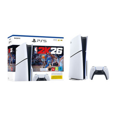 La confezione bianca mostra l'immagine di NBA 2K 26 accanto a una console PS5 bianca e un controller wireless DualSense bianco