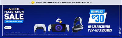 Blauwe banner met witte tekst “PlayStation Sale – Deals die je niet mag missen.” Bovenaan een grijze balk met de tekst “PS Plus-leden: dan profiteer je ook nog van je kortingsvoordeel van 5%.” Rechts: “Bespaar tot €30 op geselecteerde PS5®-accessoires.” Afbeelding toont een DualSense-controller, PlayStation Portal, PS5®-headset en het PS Plus-logo. Witte knop links met “Shop nu.”
