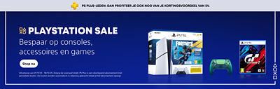 Blauwe PlayStation-banner met witte tekst: „PlayStation Sale – Bespaar op consoles, accessoires en games.“ Bovenaan een grijze balk met de tekst „PS Plus-leden: dan profiteer je ook nog van je kortingsvoordeel van 5 %.“ Rechts afbeeldingen van een PS5-console, een groene DualSense-controller en het spel Gran Turismo 7. Onderaan knop „Shop nu“ en verkoopdata van 21.11.25 tot 18.12.25.