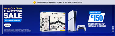 Blauwe banner met witte tekst “PlayStation Sale – Deals die je niet mag missen.” Bovenaan een grijze balk met de tekst “Leden van PS Plus: voeg het aanbod toe aan je extra korting van 5%.” Rechts: “Bespaar tot €150 op geselecteerde PS5®-hardware en -bundels.” Afbeelding toont een PS5®-console met het Ghost of Yotei-bundle en een DualSense-controller. Witte knop links met de tekst “Shop nu.”
