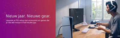 Een PS5-opstelling in een lichte kamer: Een PS5-console staat op een houten bureau naast een monitor, een wit toetsenbord en accessoires. Rechts zit een persoon met headset die een DualSense-controller vasthoudt. Links toont de kleurrijke achtergrond met confetti de tekst “Nieuw jaar. Nieuwe gear.” en “Upgrade je PS5-setup met accessoires en games die je niet wilt missen in het nieuwe jaar.”
