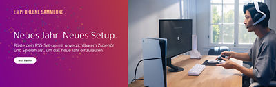 Ein PS5-Gaming-Setup in einem hellen Zimmer: Eine PS5 Konsole steht auf einem Holztisch neben einem Monitor, einer weißen Tastatur und Zubehör. Rechts sitzt eine Person mit Headset, die einen DualSense Controller hält. Links erscheint ein farbenfroher Hintergrund mit dem Text „EMPFOHLENE SAMMLUNG“ und „Neues Jahr. Neues Setup.“ sowie einem „Jetzt Kaufen“-Button.