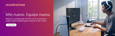 Un setup de juego de PS5 en una habitación luminosa: Una consola PS5 está sobre un escritorio de madera junto a un monitor, un teclado blanco y accesorios. A la derecha, una persona con auriculares sostiene un mando DualSense. A la izquierda aparece un fondo con confeti y el texto “COLECCIÓN DESTACADA”, “Año nuevo. Equipo nuevo.” y un botón “Comprar ahora”.