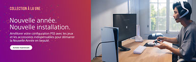 Une installation de jeu PS5 dans une pièce lumineuse : une console PS5 repose sur un bureau en bois, accompagnée d’un moniteur, d’un clavier blanc et d’accessoires. À droite, une personne portant un casque utilise une manette DualSense. À gauche, un fond coloré affiche « COLLECTION À LA UNE », « Nouvelle année. Nouvelle installation. » et un bouton « Acheter maintenant ».