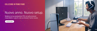 Una postazione PS5 in una stanza luminosa: Una console PS5 si trova su una scrivania in legno accanto a un monitor, una tastiera bianca e vari accessori. A destra, una persona con cuffie indossa un headset e tiene un controller DualSense. A sinistra compare uno sfondo colorato con il testo “COLLEZIONE IN PRIMO PIANO”, “Nuovo anno. Nuovo setup.” e un pulsante “Acquista subito”.
