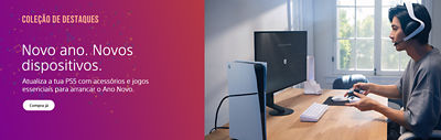 Uma configuração de jogo PS5 num quarto iluminado: uma consola PS5 está sobre uma secretária de madeira ao lado de um monitor, um teclado branco e acessórios. À direita, uma pessoa com headset segura um comando DualSense. À esquerda surge um fundo colorido com “COLEÇÃO DE DESTAQUES”, “Novo ano. Novos dispositivos.” e um botão “Compra já”.
