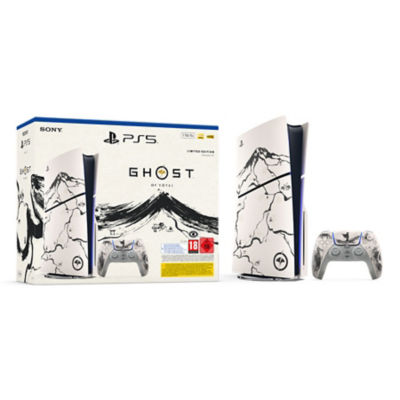 Weiße Kartonverpackung, auf der Artwork von Ghost of Yotei  zu sehen ist, sowie eine weißen PS5-Konsole und ein weißer DualSense Wireless-Controller.