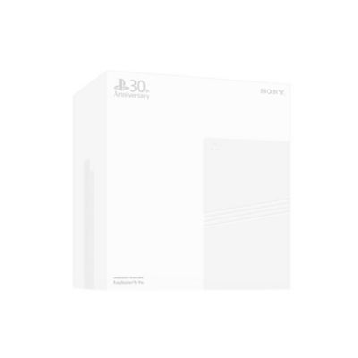 La confezione bianca con un richiamo al 30° anniversario nell'angolo in alto a sinistra, e un'immagine della console PS5 Pro