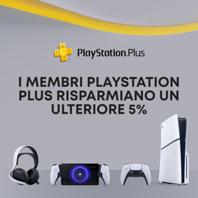 Sfondo grigio chiaro con logo PlayStation Plus e arco giallo. Testo in evidenza: “I MEMBRI PLAYSTATION PLUS RISPARMIANO UN ULTERIORE 5%”. In basso: cuffie, dispositivo PlayStation Portal, controller DualSense e console PS5 in posizione verticale.