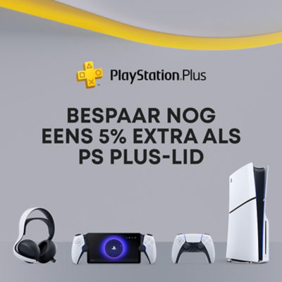 Grijze achtergrond met het logo van PlayStation Plus en gele boog. Tekst in hoofdletters: “BESPAAR NOG EENS 5% EXTRA ALS PS PLUS-LID”. Onderaan zie je een headset, PlayStation Portal, een DualSense-controller en een PS5-console rechtop geplaatst.