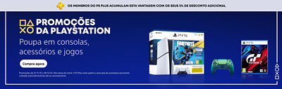 Banner azul com texto branco “Promoções da PlayStation – Poupa em consolas, acessórios e jogos.” No topo, uma faixa cinzenta com a mensagem “Os membros do PS Plus acumulam esta vantagem com os seus 5% de desconto adicional.” À direita estão um pack PS5® com Fortnite, um comando DualSense verde e o jogo Gran Turismo 7. Botão branco com o texto “Compra agora.”