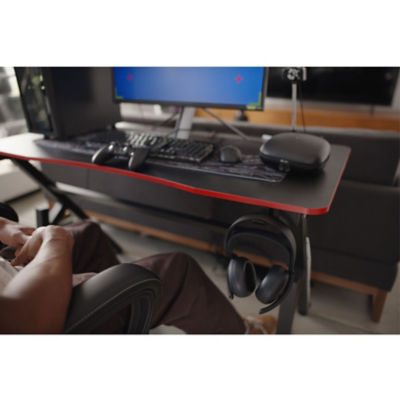 Een zwarte PULSE Elite-headset op een oplaadbeugel op een bureau