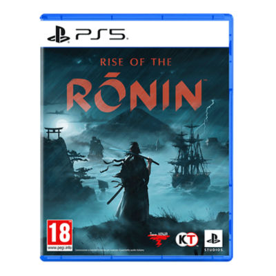 La confezione PS5 di Rise of the Ronin raffigurante un samurai sulla costa di un mare tempestoso con grandi vascelli