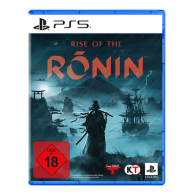 PS5-Verpackung von Rise of the Ronin, auf der ein Samurai an der Küste einer stürmischer See zu sehen ist, der auf große Schiffe blickt.