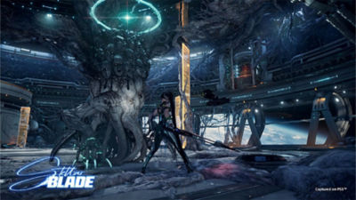 EVE che brandisce una lunga spada su una stazione spaziale accanto a un albero meccanicamente potenziato