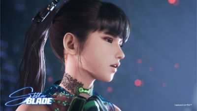 EVE che guarda verso il basso avvolta da luce blu