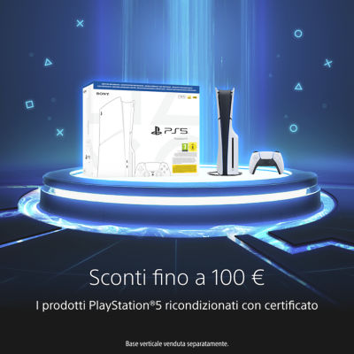 Immagine promozionale per prodotti PlayStation®5 ricondizionati certificati esposti su una piattaforma futuristica illuminata con confezione PS5, console PS5 e controller wireless DualSense. Il testo recita: “Sconti fino a 100 €”, “I prodotti PlayStation®5 ricondizionati con certificato” e “Base verticale venduta separatamente”.