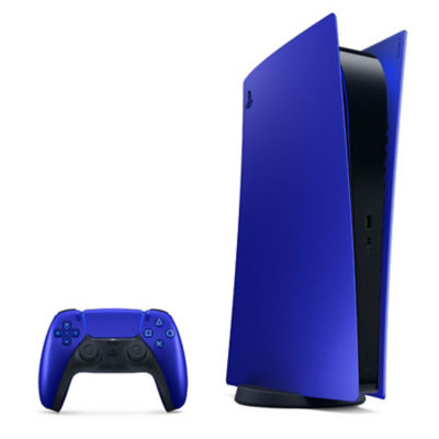 Una consola PS5 edición digital con unas cubiertas Cobalt Blue junto a un mando inalámbrico DualSense Cobalt Blue