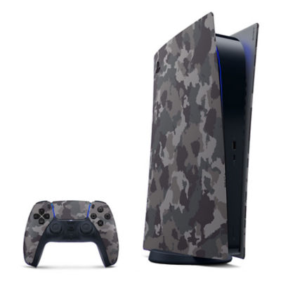 Une console édition numérique PS5 avec des façades Grey Camouflage à côté d'une manette sans fil DualSense Grey Camouflage