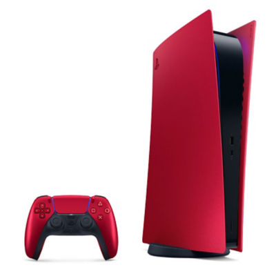 Una console PS5 edizione digitale con coperture Volcanic Red accanto a un controller wireless DualSense Volcanic Red