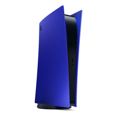 Una consola PS5 edición digital con unas cubiertas Cobalt Blue de pie en vertical y con un ligero ángulo