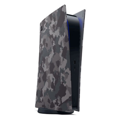Een PS5 digitale editie console met Grey Camouflage-panelen, verticaal en iets schuin geplaatst