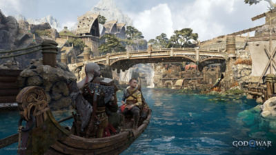 Kratos und Atreus in einem Boot auf einem Fluss, der vor ihnen unter einer Brücke hindurchführt.