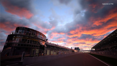 Gran Turismo - screenshot van een racebaan bij zonsondergang