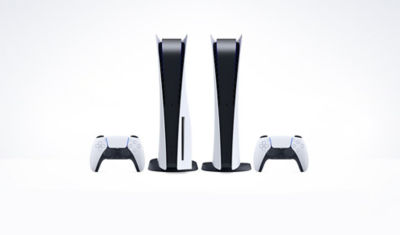 PS5- und PS5 Digital Edition-Konsolen, aufrecht stehend neben zwei DualSense-Controllern