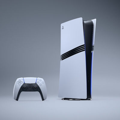 Console PlayStation 5 em pé ao lado de um controle sem fio DualSense sobre um fundo cinza.
