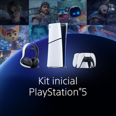 Imagem promocional do Kit inicial PlayStation 5. Uma consola PS5 branca, um comando DualSense e uns auscultadores sem fios Pulse 3D estão posicionados sobre uma superfície azul escura em degradê. O fundo mostra uma colagem com personagens de jogos da PlayStation, incluindo Ratchet, Kratos, Astro Bot e Deacon St. John. O texto central em branco diz: “Kit inicial PlayStation®5.”