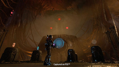 Selene befindet sich in einem dunklen großen Raum und ist von fortschrittlicher Alien-Technologie umgeben.